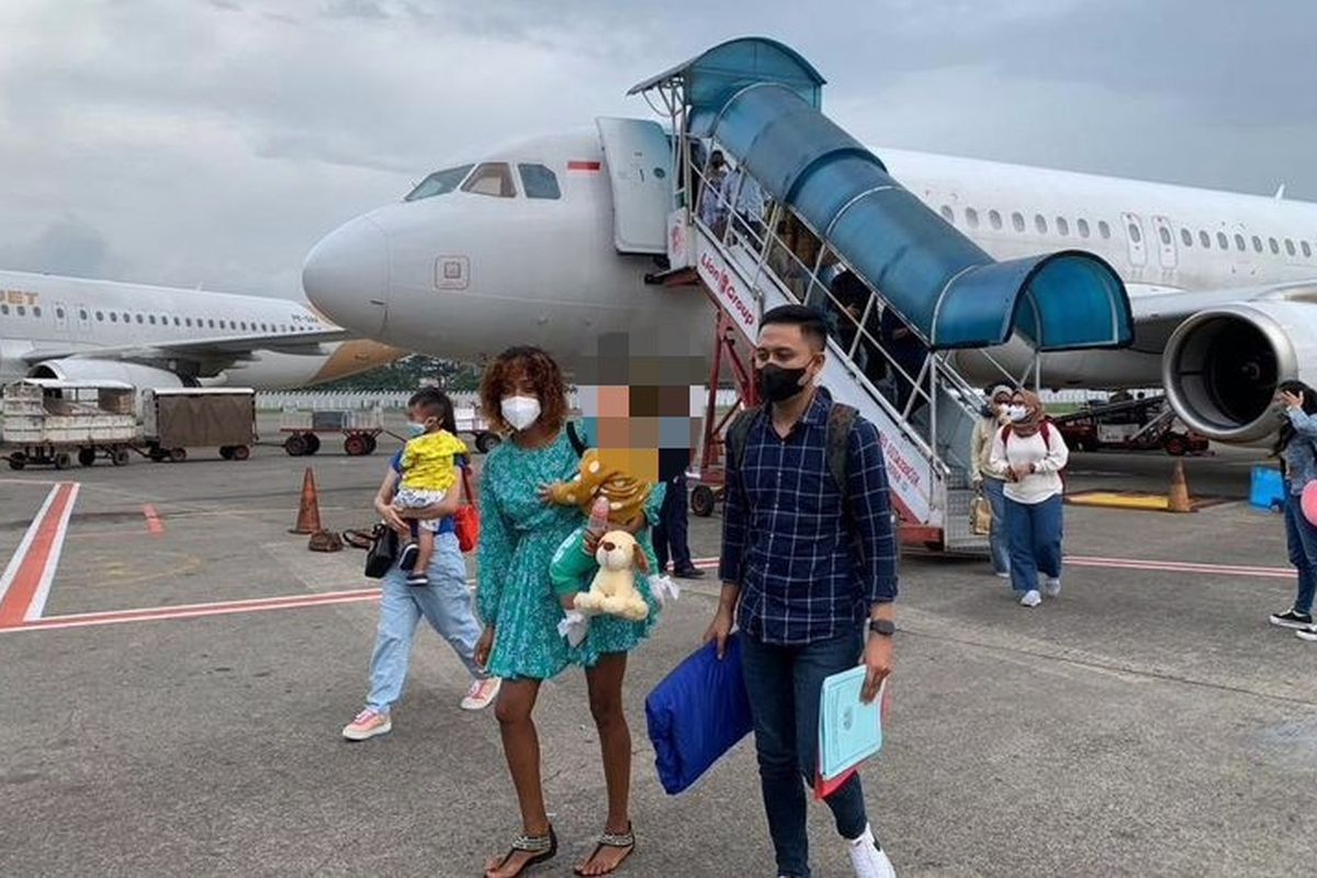 GPN mengendong buah hatinya di Bandara Internasional Soekarno-Hatta pada Rabu (8/6/2022)