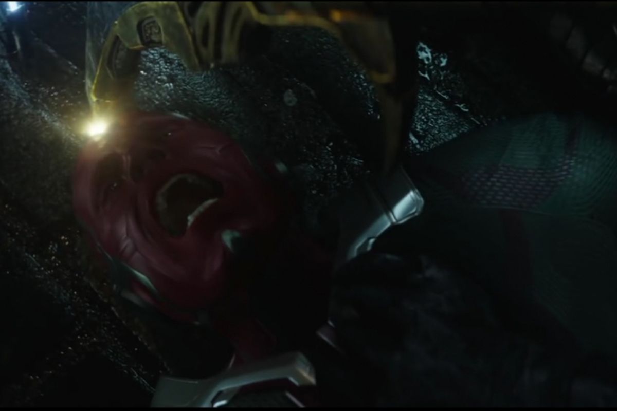 Vision tampak terdesak oleh tombak sakti milik Corvus Glaive dalam Avengers: Infinity War. Corvus Gtlaive sepertinya berusaha mengambil Mind Stone, salah satu Infinity Stone yang tertanam dalam kening Vision untuk diserahkan kepada Mad Titan Thanos.