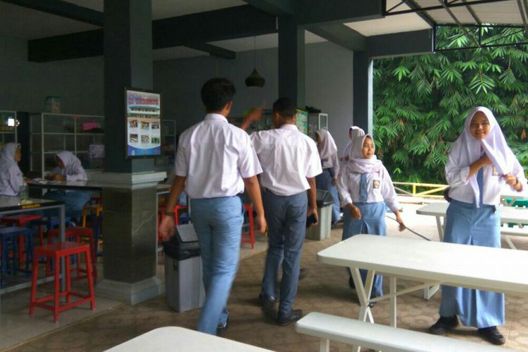 Para siswa SMA Negeri 8 Depok sedang beristirahat di kantin sekolah, Selasa (13/2/2018).