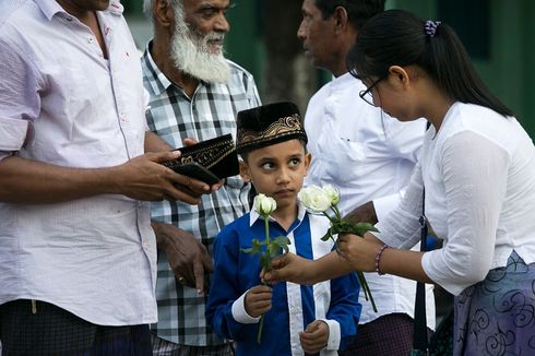Idul Fitri di Myanmar, Warga Muslim Dapat Mawar Putih dari Umat Buddha