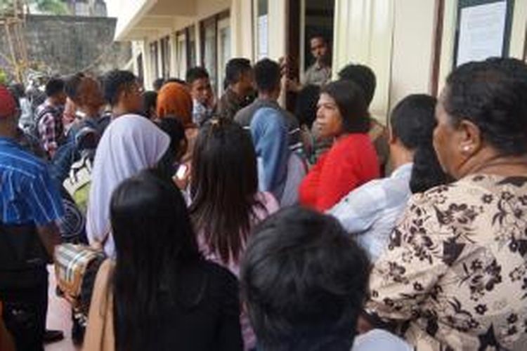 Ratusan warga tampak berdesak-desakan di Kantor Dinas catatan Sipil (Capil) Kota Ambon untuk membuat surat keterangan domisili, Selasa (08/4/2014)