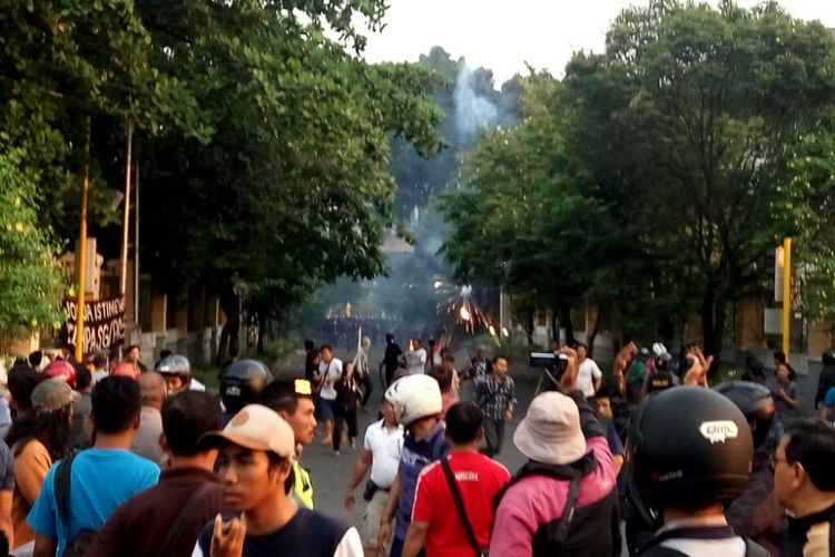 Kericuhan saat aksi demo buruh di jalan Jogja-Solo, tepatnya di simpang tiga UIN Sunan Kalijaga, Yogyakarta, Selasa (1/5/2018).