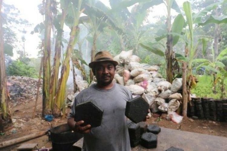 Subekhi (41), warga Desa Jatilaba, Kecamatan Margasari, Kabupaten Tegal yang berinisiatif menyulap sampah plastik menjadi paving blok.  
