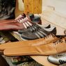 Sepatu Berukuran Raksasa Ini Memudahkan Pemakainya Menjaga Jarak