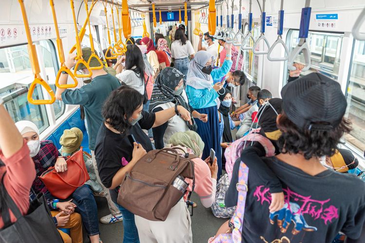 Suasana di dalam ratangga saat akhir pekan. MRT Jakarta digunakan sebagai sarana wisata maupun edukasi transportasi publik. 