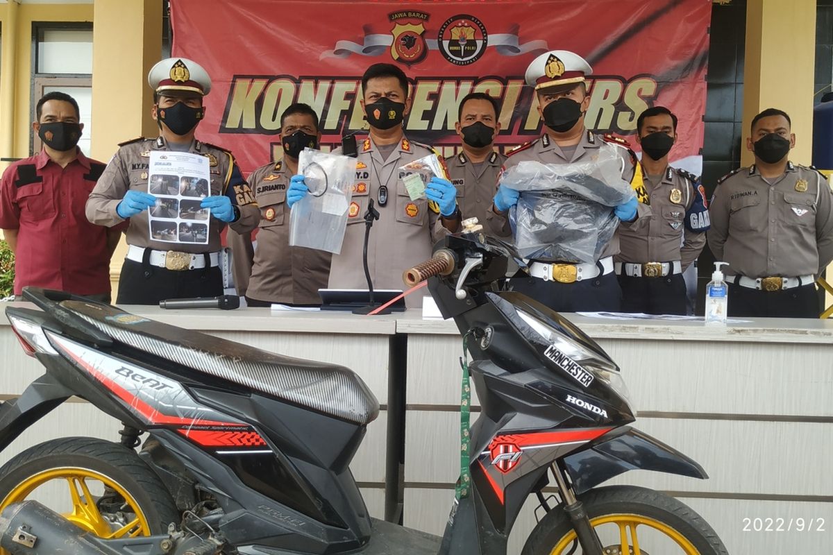 Sepeda motor yang mengalami kecelakaan lalu lintas dan menabrak pedagang bakso diperlihatkan saat konferensi pers Polres Sukabumi di Palabuhanratu, Sukabumi, Jawa Barat, Jumat (2/9/2022).