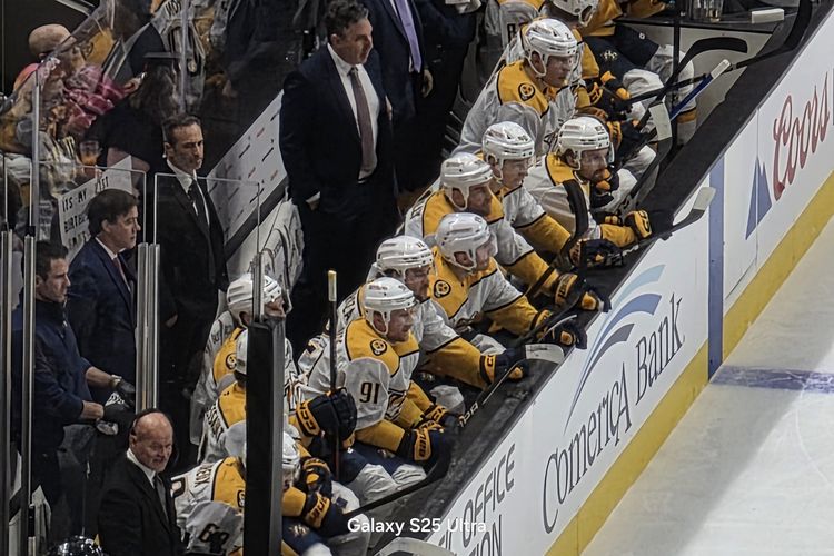 Ekspresi pemain dan official tim Nashville Predators dari sisi lapangan saat memperhatikan pertandingan yang sedang berlangsung. Foto ini kami ambil dengan kamera telefoto 30x.