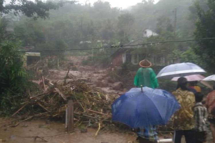 Banjir bandang terjadi di Dusun Nipis, Desa Sambungrejo, Kecamatan Grabag, Kabupaten Magelang, Jawa Tengah, Sabtu (29/4/2017) sore. Data sementara, 4 orang meninggal dan beberapa lainnya masih dalam pencarian.