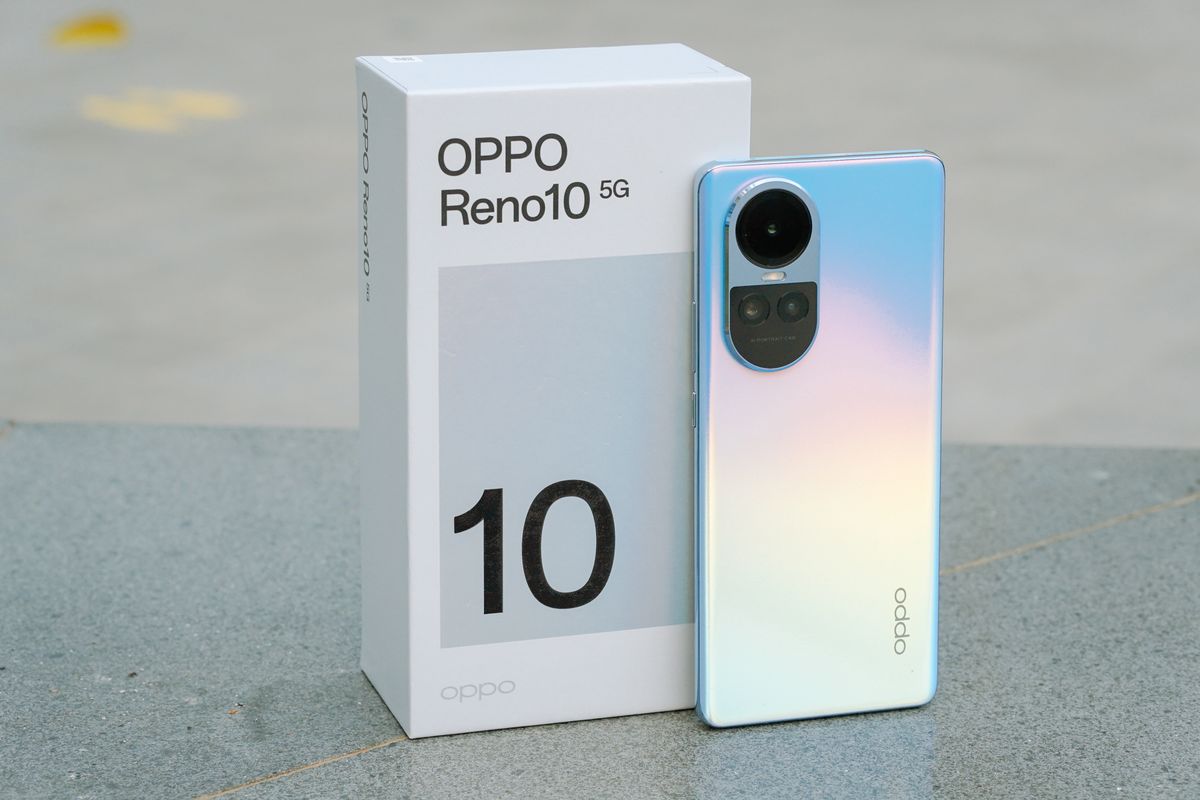 Oppo Reno 10 varian Ice Blue dan kotak kemasannya yang kini berwarna dasar putih