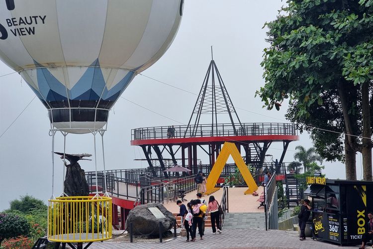 Menara Langit Merapi di Gardu Pandang Ketep Magelang, Senin (20/3/2023).