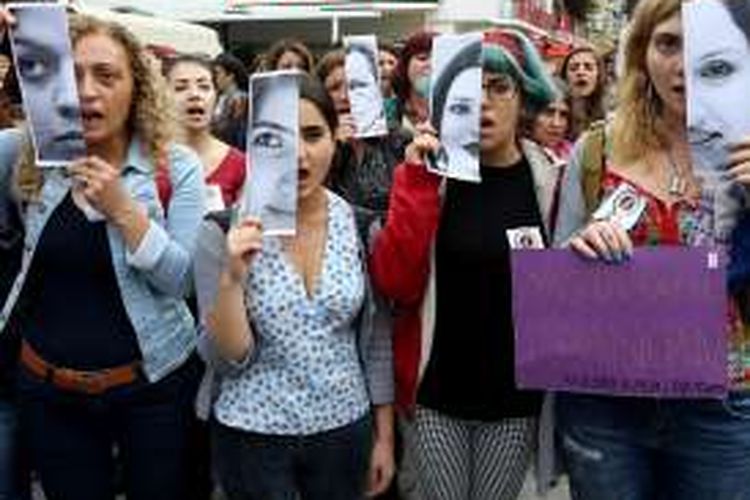 Kelompok aksi perempuan Turki menampilkan foto-foto Özgecan Aslan, mahasiswi yang tewas saat menolak percobaan perkosaan atas dirinya, dan korban lain dari kekerasan terhadap perempuan, dalam demonstrasi tahun 2011.