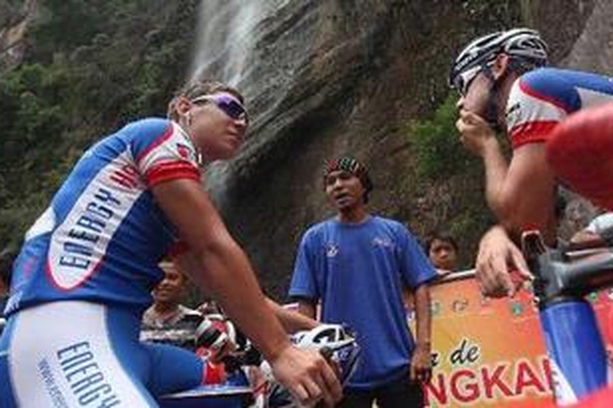 Pebalap sepeda dari Plan B Racing Team menikmati suasana air terjun Lembah Harau di Kabupaten 50 Kota, Sumatera Barat, saat menyelesaiakan etape keempat Tour de Singkarak 2011, dari Bukittinggi menuju Lembah Harau, Sumatera Barat, Kamis (9/6/2011). Etape tersebut dimenangkan oleh pebalap dari Aisan Racing Team Jepang, Yasuharu Nakajima. 