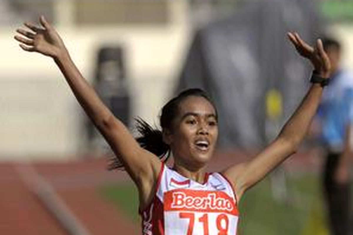 Triyaningsih mengangkat kedua tangannya setelah menyentuh garis finis saat tampil di nomor 10.000 meter putri SEA Games XXV 2009 Laos, Kamis (17/12/09). Triyaningsih menjadi juara di nomor ini dan menambah satu emas bagi kontingen Indonesia di event dua tahunan tersebut. Emas ini juga menjadi persembahan kedua Triyaningsih karena sebelumnya juga dia menjadi juara nomor 5.000 meter.