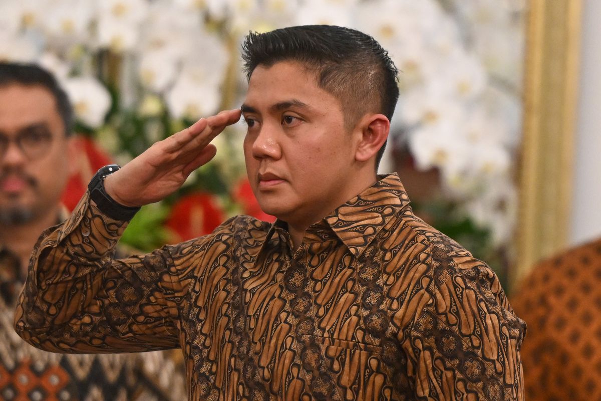 Presiden membubarkan Sekretariat Kabinet, tugas dialihkan ke Kementerian Sekretariat Negara. Mayor Teddy Indra Wijaya (kedua kanan) memberikan hormat kepada Presiden Prabowo Subianto saat pengumuman jajaran menteri Kabinet Merah Putih di Istana Merdeka, Jakarta, Minggu (20/10/2024). Mayor Teddy Indra Wijaya diangkat sebagai Sekretaris Kabinet menggantikan Pramono Anung. ANTARA FOTO/Hafidz Mubarak A/app/Spt.