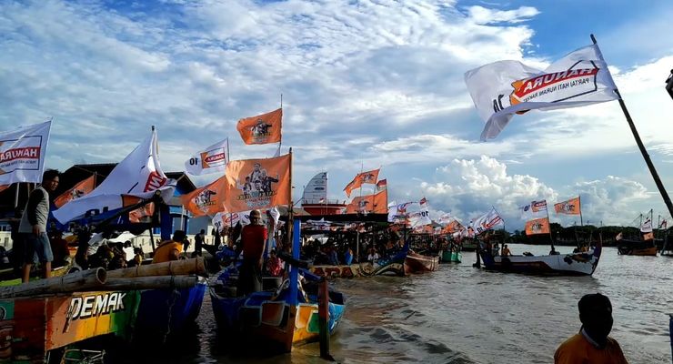 Kampanye Ganjar - Mahfud Diwarnai Konvoi 100 Perahu Nelayan di Demak