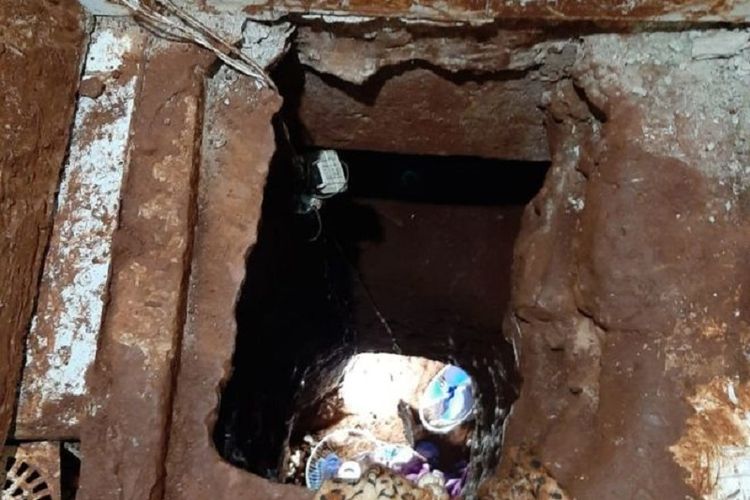 Sebuah terowongan yang ada di penjara kota Pedro Juan Caballero, Paraguay, di mana 75 tahanan dilaporkan kabur. Pemerintah menduga sipir berkomplot mengeluarkan mereka.