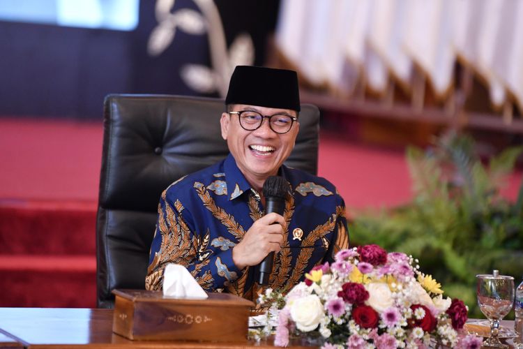 Menteri Desa dan Pembangunan Daerah Tertinggal (Mendes PDT) Yandri Susanto dalam rapat konsolidasi bersama Bupati, Camat, Kepala Desa, dan Pendamping Desa, se-Provinsi Jambi, di Kantor Gubernur Jambi, Minggu (5/1/2025).
