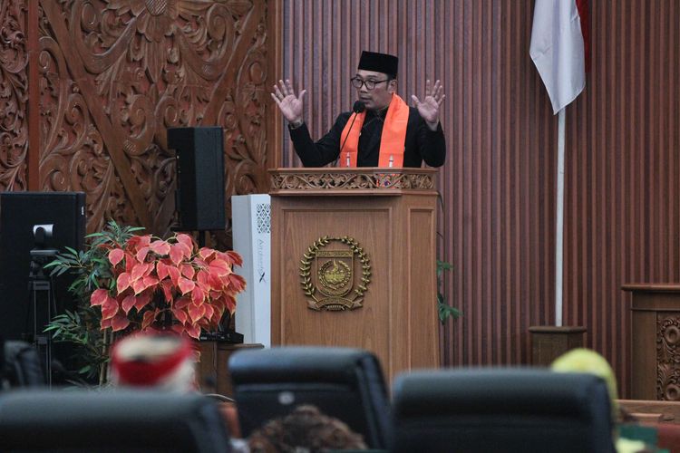 Gubernur Jawa Barat, Ridwan Kamil memberi sambutan saat menghadiri Rapat Paripurna DPRD Kota Depok, Kamis (27/4/2023). Rapat paripurna ini dalam rangka memperingati HUT Ke-24 Kota Depok.