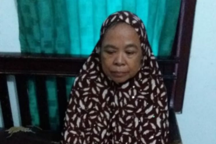 Toni (60) membacok anaknya, Sugiyono (48) lantaran dilarang mudik.