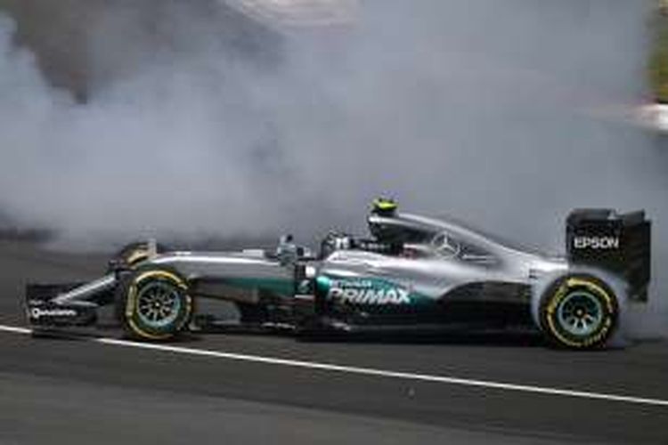Pebalap Mercedes asal Malaysia, Nico Rosberg, melakukam kesalahan saat menjalani lap pertama balapan GP Malaysia di Sirkuit Sepang, Minggu (2/10/2016).