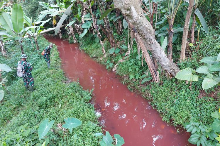 Anggota Babinsa bersama BPBD dan warga tengah menelusuri sumber pencemaran air sungai di Bandung Barat. 