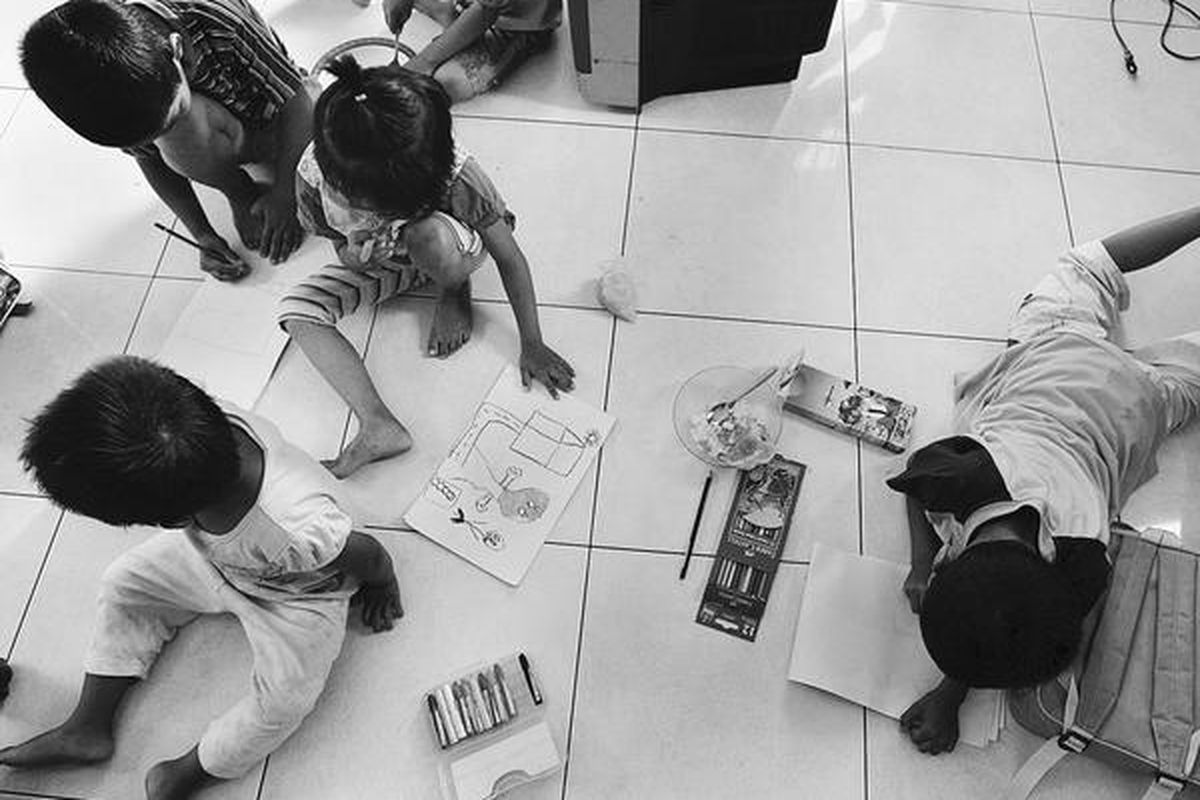 Penghuni Panti Asuhan Yatim Piatu Al Amanah, Bedahan, Depok, Jawa Barat, asyik bermain, Kamis (3/5).