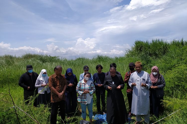 Doa lintas agama menuntut agar pembunuh Iwan Boedi segera terungkap di Kawasan Pantai Marina Semarang. Selasa (15/11/2022)