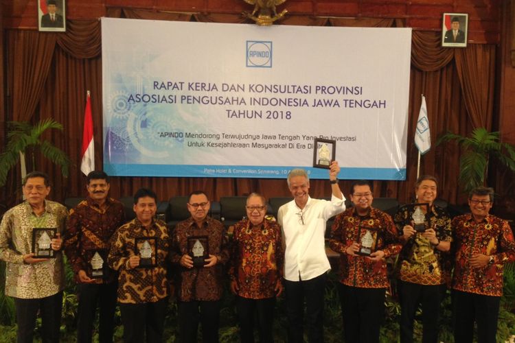 Dua calon gubernur Jateng, Sudirman Said dan Ganjar Pranowo, seusai mengikuti acara forum pengusaha di Semarang, Selasa (10/4/2018).