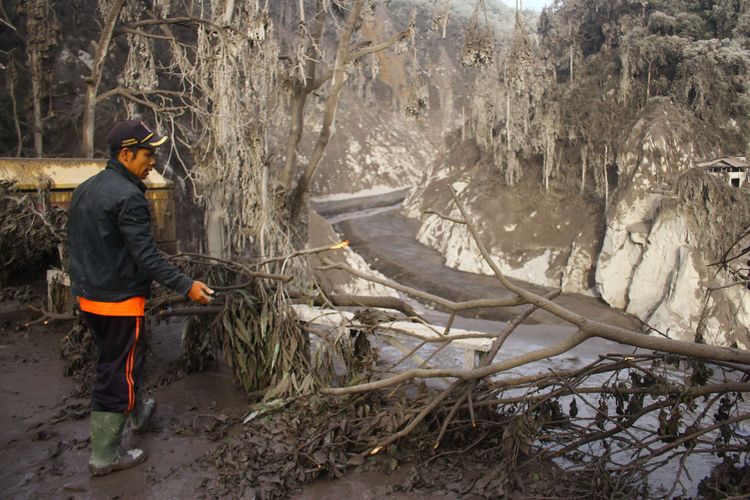 Relawan memasang penghalang pada jembatan Besuk Koboan atau biasa disebut Gladak Perak yang putus di Candipuro, Lumajang, Jawa Timur, Minggu (5/12/2021). Jembatan penghubung jalur Lumajang-Malang tersebut putus akibat diterjang lahar dingin usai gunung Semeru meletus.