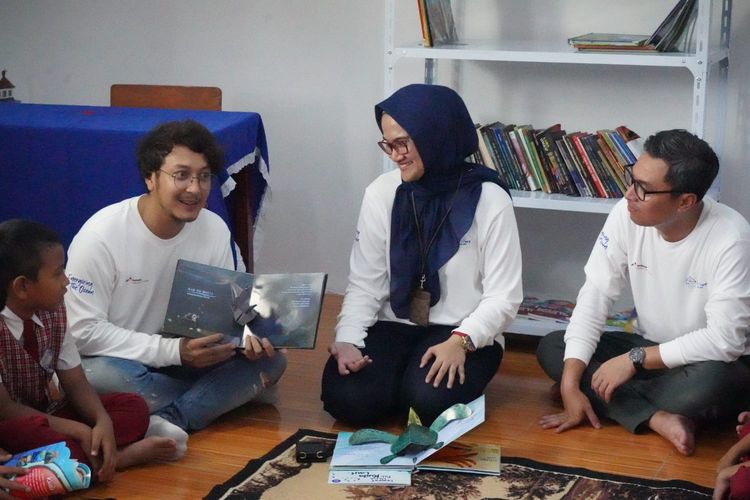 Pertamina International Shipping (PIS) bersama public figure Dimas Anggara mengenalkan anak-anak SDS Mutiara 02, Jakarta Utara soal pentingnya menjaga laut.