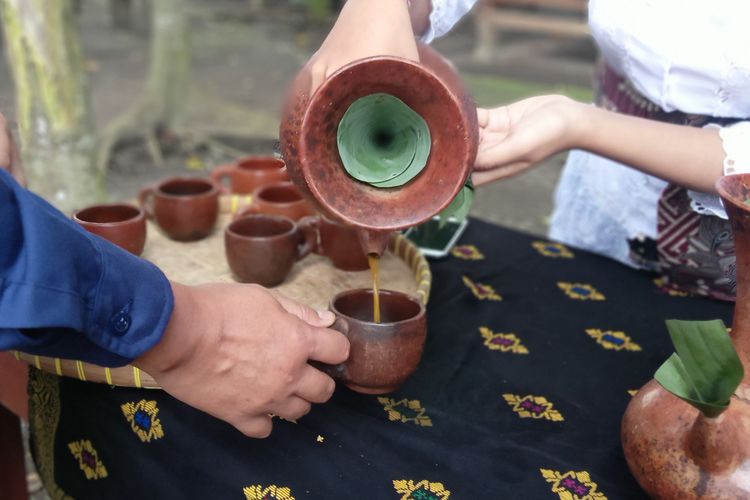 Minuman khusus menyambut tamu di Desa Bilebante, Lombok Tengah.
