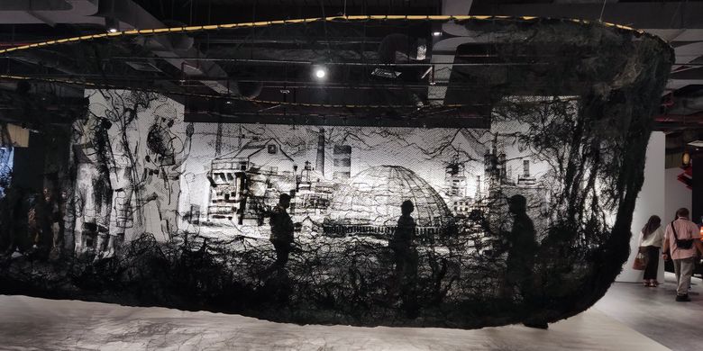 Karya instalasi menggunakan jaring ikan berjudul Lambung Kiri dan Lambung Kanan karya Iwan Yusuf, menjadi salah satu karya dalam pameran Bentang Bontang - Seni Memanusiakan Industri, 2-10 Desember 2022.