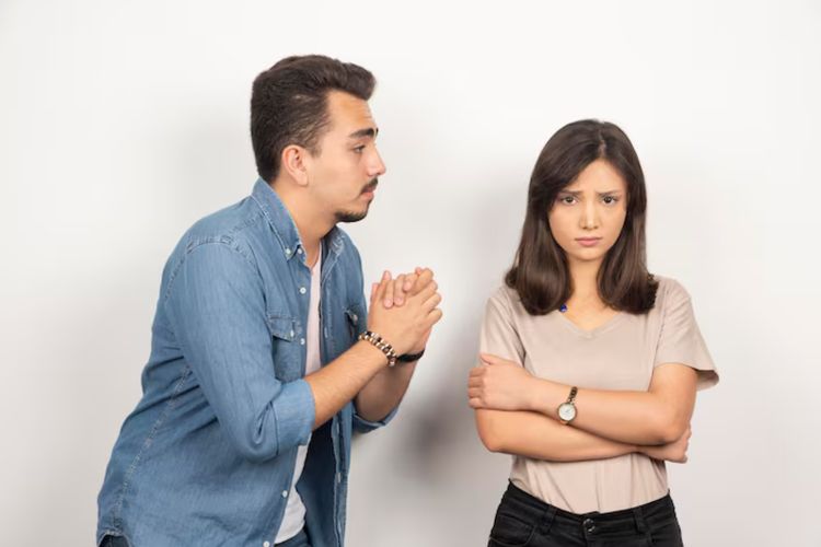 Taurus dikenal sabar tapi keras kepala. Kalau pasanganmu zodiak ini sedang marah, jangan lawan dengan emosi. Ketenangan justru jadi kuncinya.