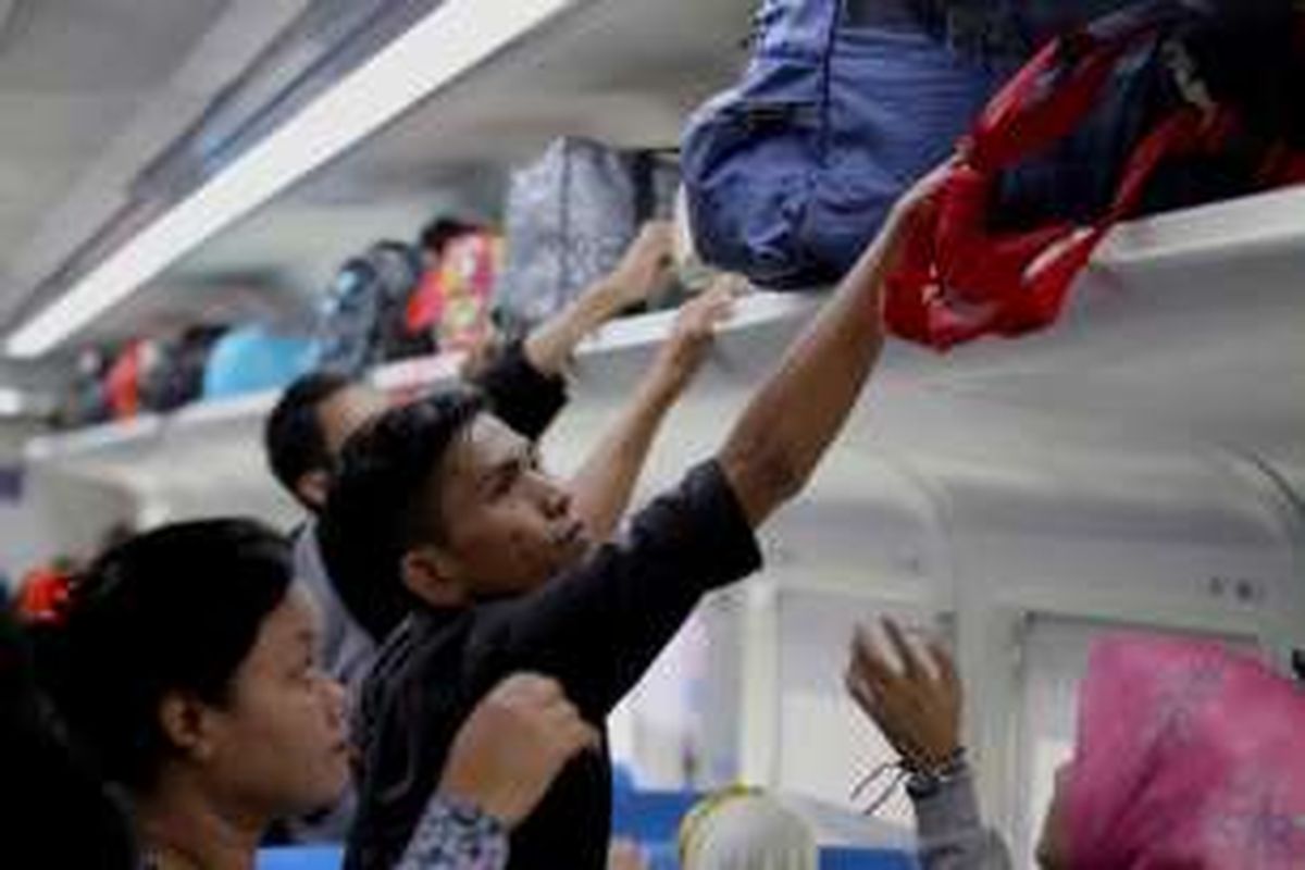 Pemudik menata barang bawaannya di dalam kereta api di Stasiun Pasar Senen, Jakarta Pusat, Senin (4/7/2016). Warga pendatang di Jakarta mulai mudik ke kampung halaman dengan menggunakan kereta api ke sejumlah kota tujuan di Jawa Tengah dan Jawa Timur.