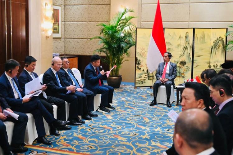 Presiden Joko Widodo (Jokowi) saat menggelar pertemuan bisnis bersama Kamar Dagang Indonesia di China (INACHAM) dan sejumlah pengusaha China di Shangri-La Hotel, Chengdu, China, pada Jumat (28/7/2023).