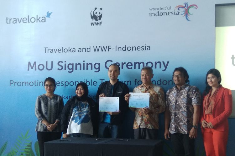 Sufintri Rahayu, Public Relation Director Traveloka dan Lukas Adhyakso, Direktur Konservasi WWF Indonesia di Jakarta, Kamis (21/11/2019).