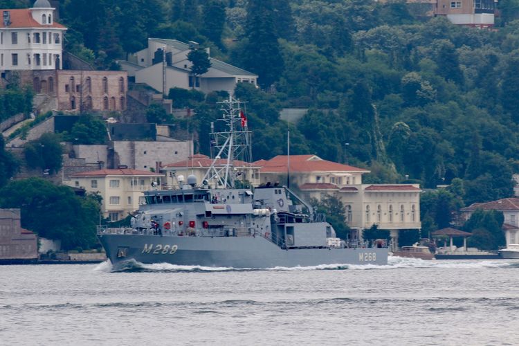 Kapal Pemburu ranjau Ayd?n Angkatan Laut Turki TCG Akçakoca, transit di Bosphorus menuju Laut Hitam. 
