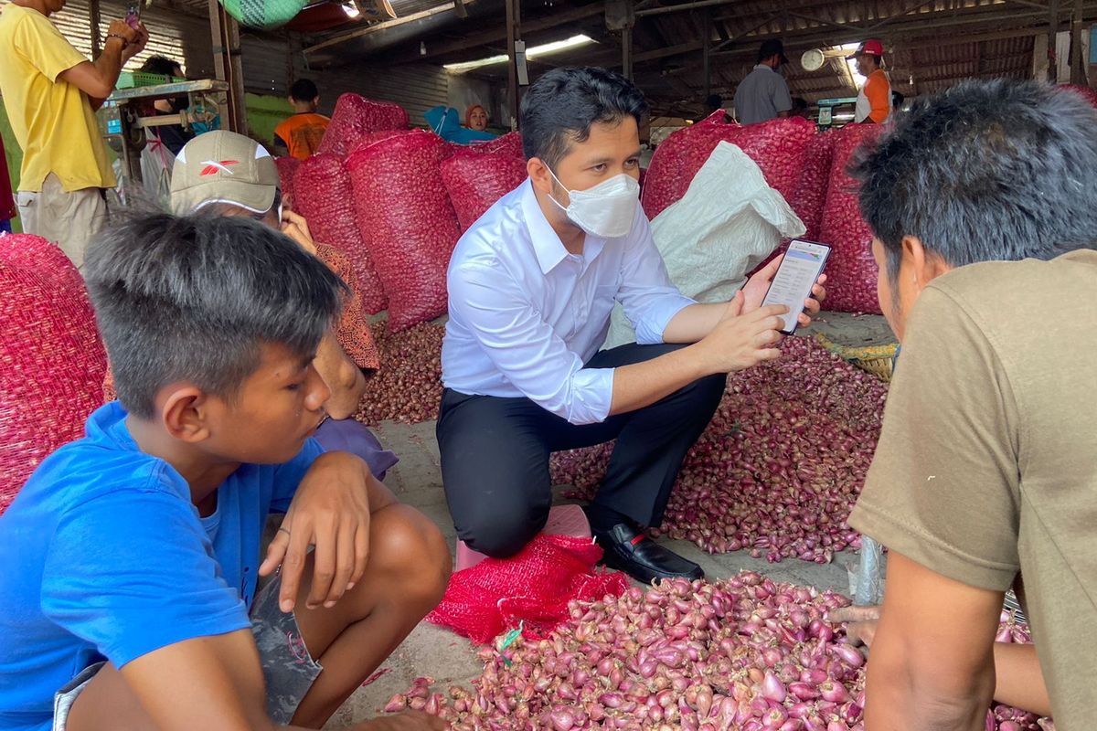 Wakil Gubernur (Wagub) Jawa Timur (Jatim) Emil Elestianto Dardak saat mengecek harga komoditas, khususnya bawang merah, di Pasar Sukomoro Nganjuk, Kamis (6/1/2022).
