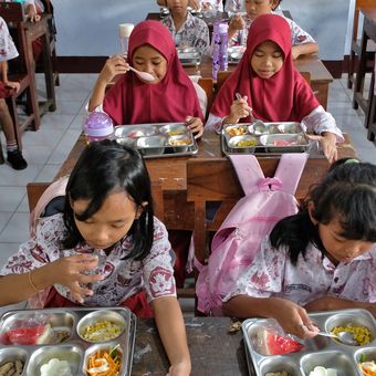 Sejumlah pelajar menyantap makanan yang disediakan Satuan Pelayanan Pemenuhan Gizi (SPPG) Tambakrejo di SD Negeri Tambakrejo, Purworejo, Jawa Tengah, Kamis (13/11/2025). SPPG yang dikelola oleh Yayasan Kemala Bhayangkari Polres Purworejo tersebut menerapkan prosedur ketat dan terperinci dalam melaksanakan program makan bergizi gratis (MBG) guna mendukung pembentukan generasi penerus bangsa yang sehat dan cerdas. 
