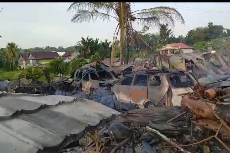 Sisa-sisa material yang hangus terbakar saat kebakaran terjadi di Kabupaten Mamuju, Sulbar, Jumat (18/8/2023).
