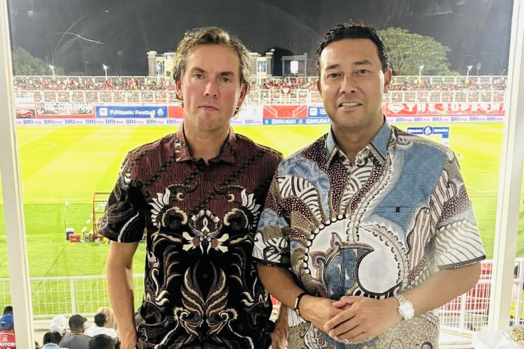 Asisten pelatih timnas Indonesia Alex Pastoor dan Denny Landzaat foto menggunakan batik saat laga pekan ke-22 Liga 1 2024-2025 antara Malut United melawan Borneo FC yang berakhir dengan skor 3-0 di Stadion Gelora Kie Rara Ternate, Senin (10/2/2025) malam.