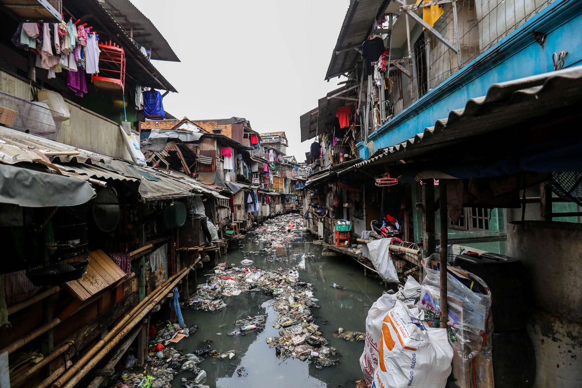 Tumpukan sampah terlihat di bantaran kali Jalan Jati Bunder, Kel. Kebon Melati, Kec. Tanah Abang, Jakarta Pusat , Selasa (5/9/2017). Pemprov DKI Jakarta bersama dengan bersama dengan Pemerintah Pusat akan menata kawasan kumuh melalui pencanangan program 100-0-100 yang dicanangkan Kementerian Pekerjaan umum dan Perumahan Rakyat dengan target Jakarta bebas dari kawasan kumuh pada tahun 2019.