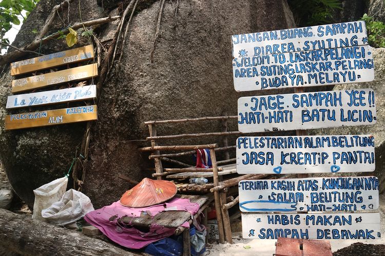 Papan bertuliskan peringatan jangan membuang sampah di area Pantai Tanjung Tinggi, Belitung. Namun masih banyak wisatawan yang tidak mematuhinya.