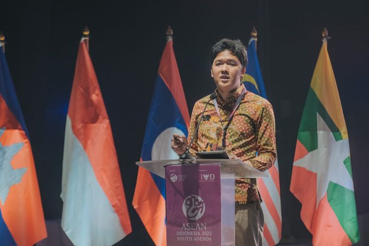 Aqsath Rasyid, CEO NoLimit Indonesia saat memaparkan hasil analisa terkait SDGs dalam ASEAN+ Youth Summit 2023 (8/9/2023).