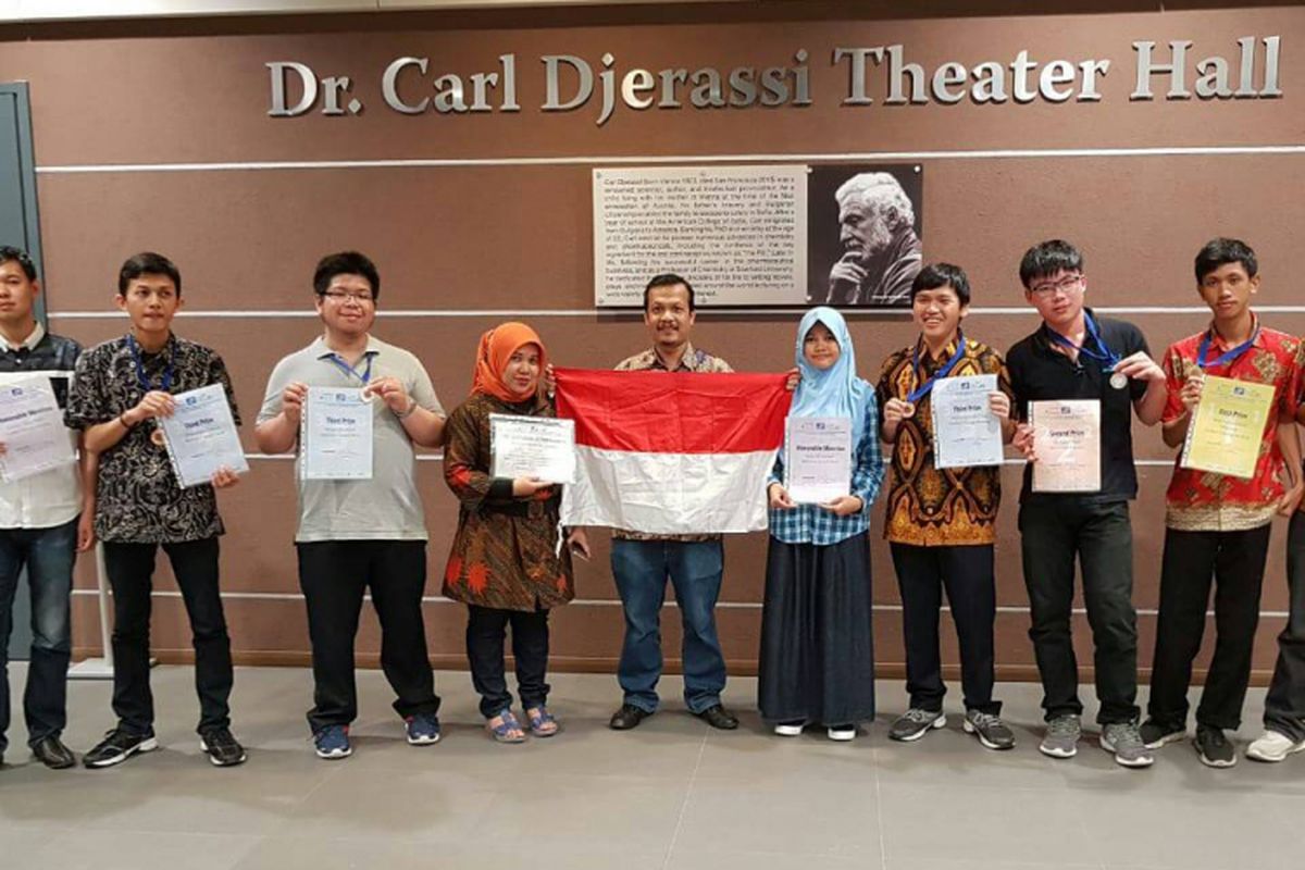 Evan Setiawan bersama delegasi Indonesia lainnya berfoto bersama.