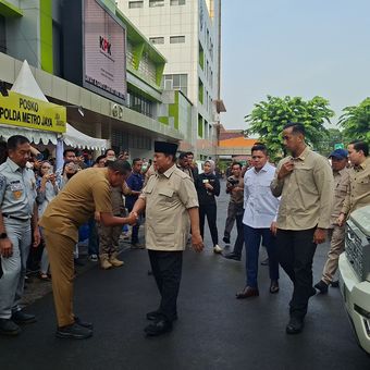 Presiden RI, Prabowo Subianto saat menjenguk korban kecelakaan KA Argo Bromo dengan KRL Commuter Line di RSUD Kota Bekasi, Selasa (28/4/2026)