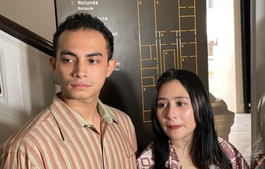 Pasangan kekasih aktor Omara Esteghlal dan aktris Prilly Latuconsina saat ditemui di daerah Gambir, Jakarta Pusat, Kamis (27/3/2025).