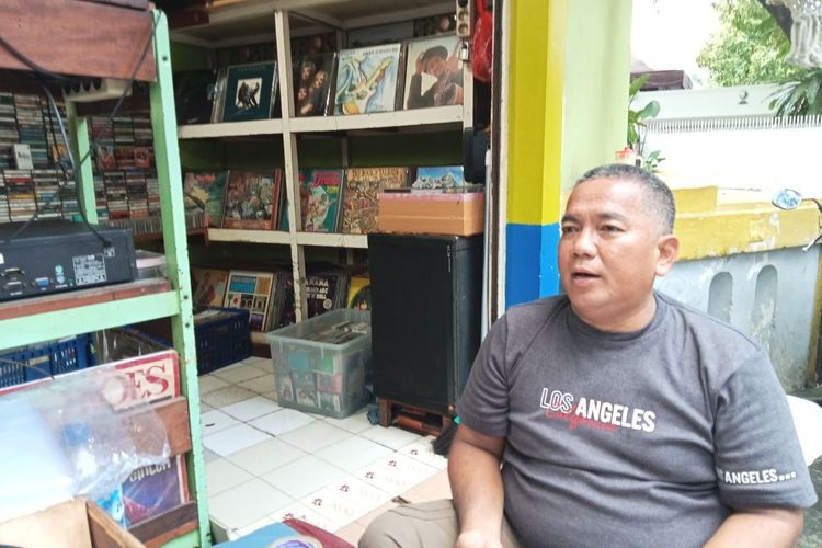 Irwansyah, salah satu pemilik kios musik kuno di Jalan Surabaya.