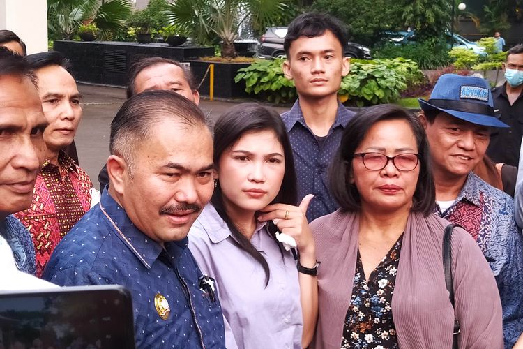 Ibu Brigadir J Rosti Hutabarat (kanan) dan pacar Brigadir J, Vera Simanjuntak (tengah) saat ditemui di Hotel Santika Premiere, Slipi, Jakarta Barat, Kamis (29/9/2022). 