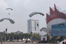 Atraksi Terjun Payung dan Pesawat Tempur di Langit Jakarta Saat Geladi Bersih HUT Ke-79 TNI